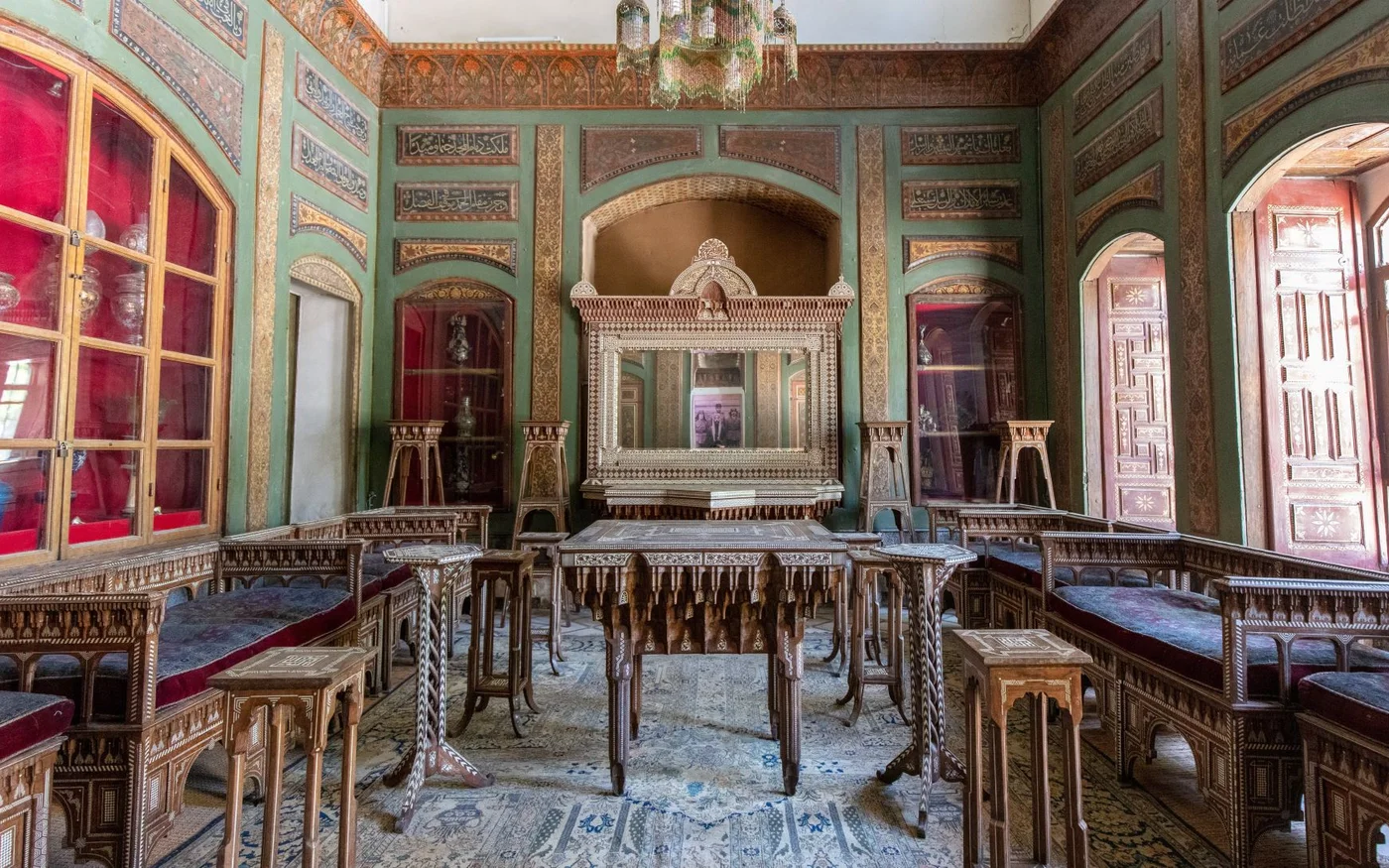 Une pièce de réception ornée au palais Azam (Zirrar Ali)