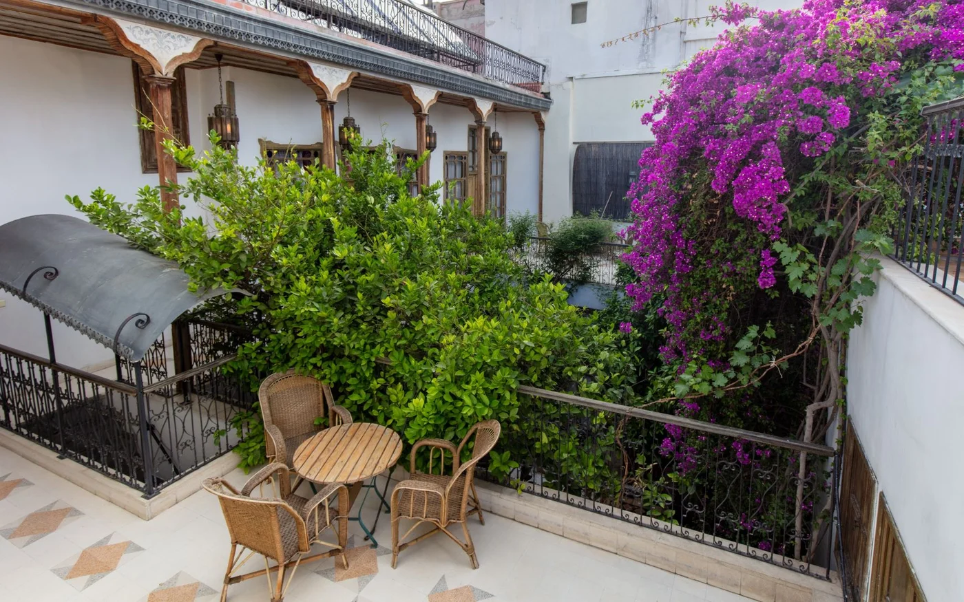Une terrasse surplombant une cour de Beit Mamlouka (Zirrar Ali)