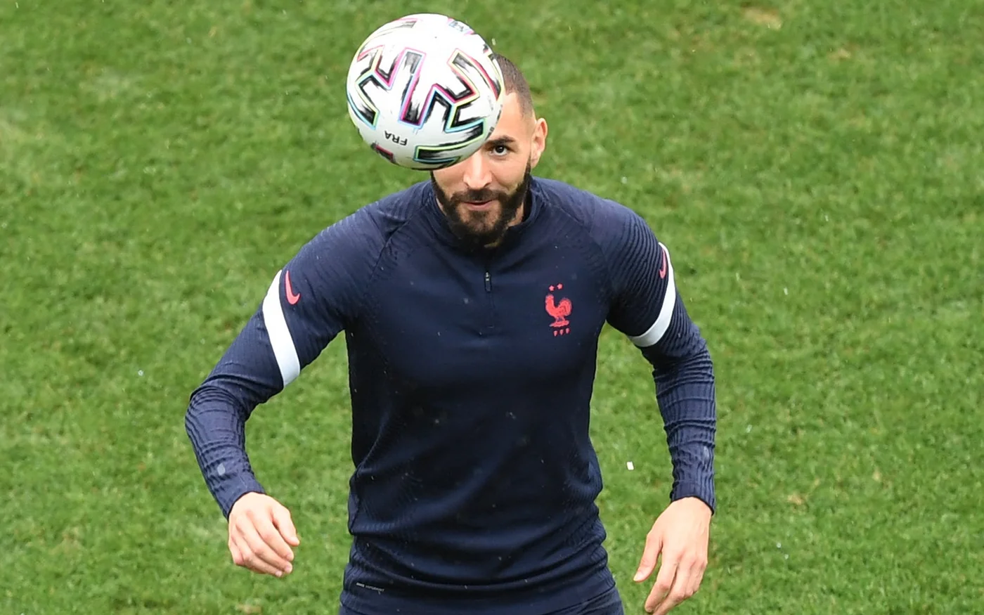  « Certains reprochent à Benzema sa pratique de l’islam et ne voudraient pas le voir hissé en héros national sous les couleurs bleu, blanc, rouge »