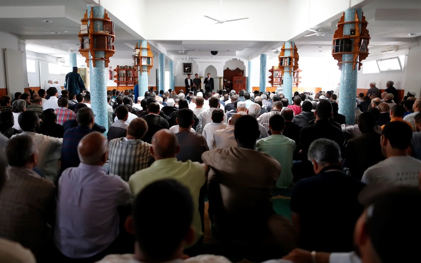 Anouar Kebibech, président du CFCM s'entretient, entouré de Mohammed Karabila, président du Conseil régional musulman de Haute-Hormandie, dans une mosquée, le 29 juillet 2016 (AFP)