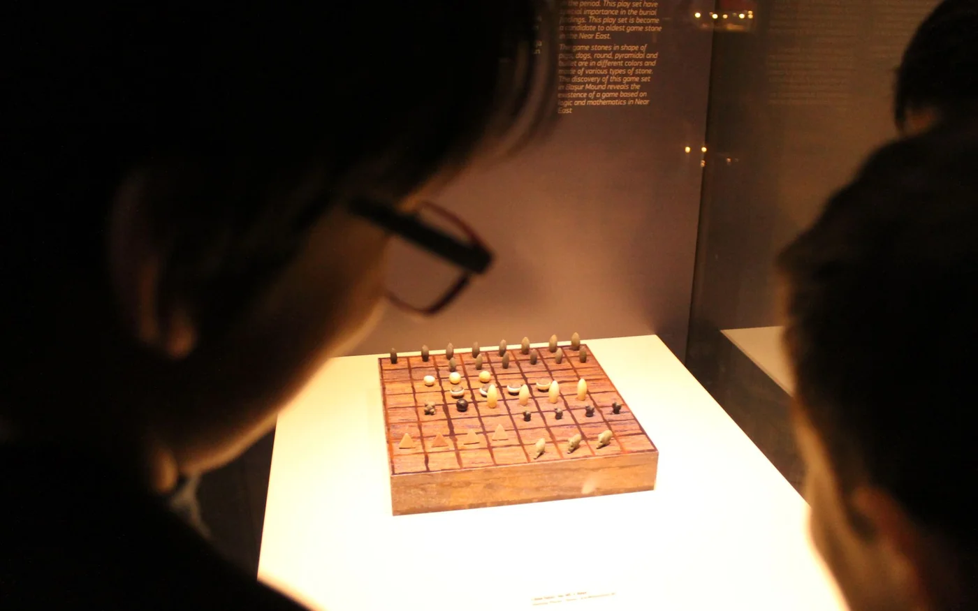 Des élèves tentent de deviner comment les pions ont pu être utilisés, dans le musée de Batman, Turquie (Nimet Kıraç)