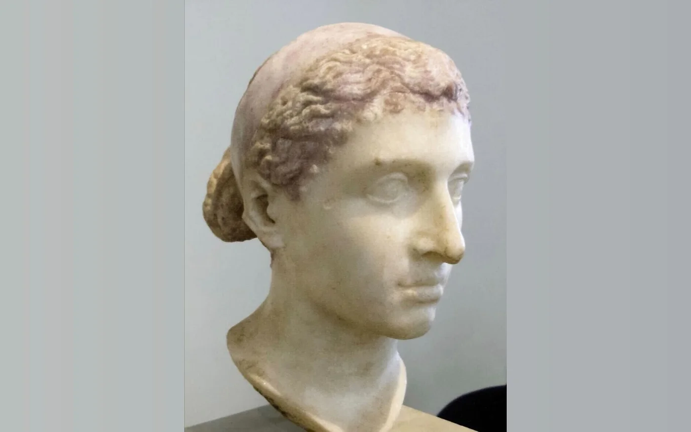 Sculpture&nbsp;contemporaine de Cléopâtre conservée à l’Altes Museum de Berlin (domaine public)