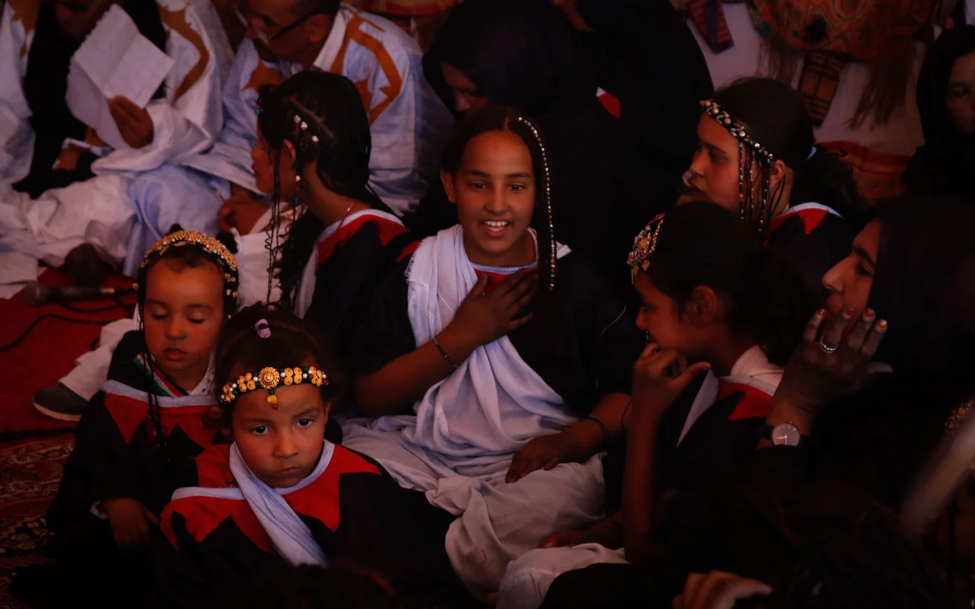 Des jeunes dans la tente culturelle des camps de Tindouf (Mohamedsalem Wared)