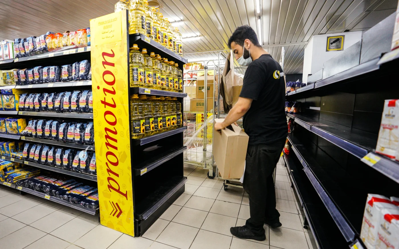 Dans la grande chaîne de magasin d’alimentation Spinneys, ce qui reste de l’ancien stock de pain à 1 500 livres est maintenant une « promotion spéciale » (MEE/Lynn Chaya)