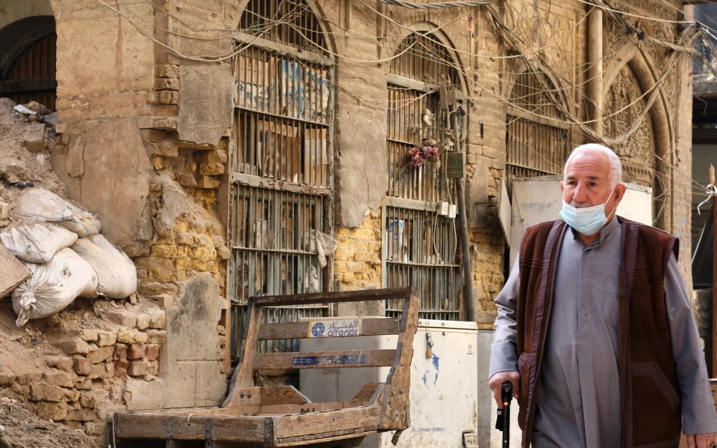 Un Irakien marche dans les rues de Bagdad, le 25 janvier 2021 (Nabil Salih)