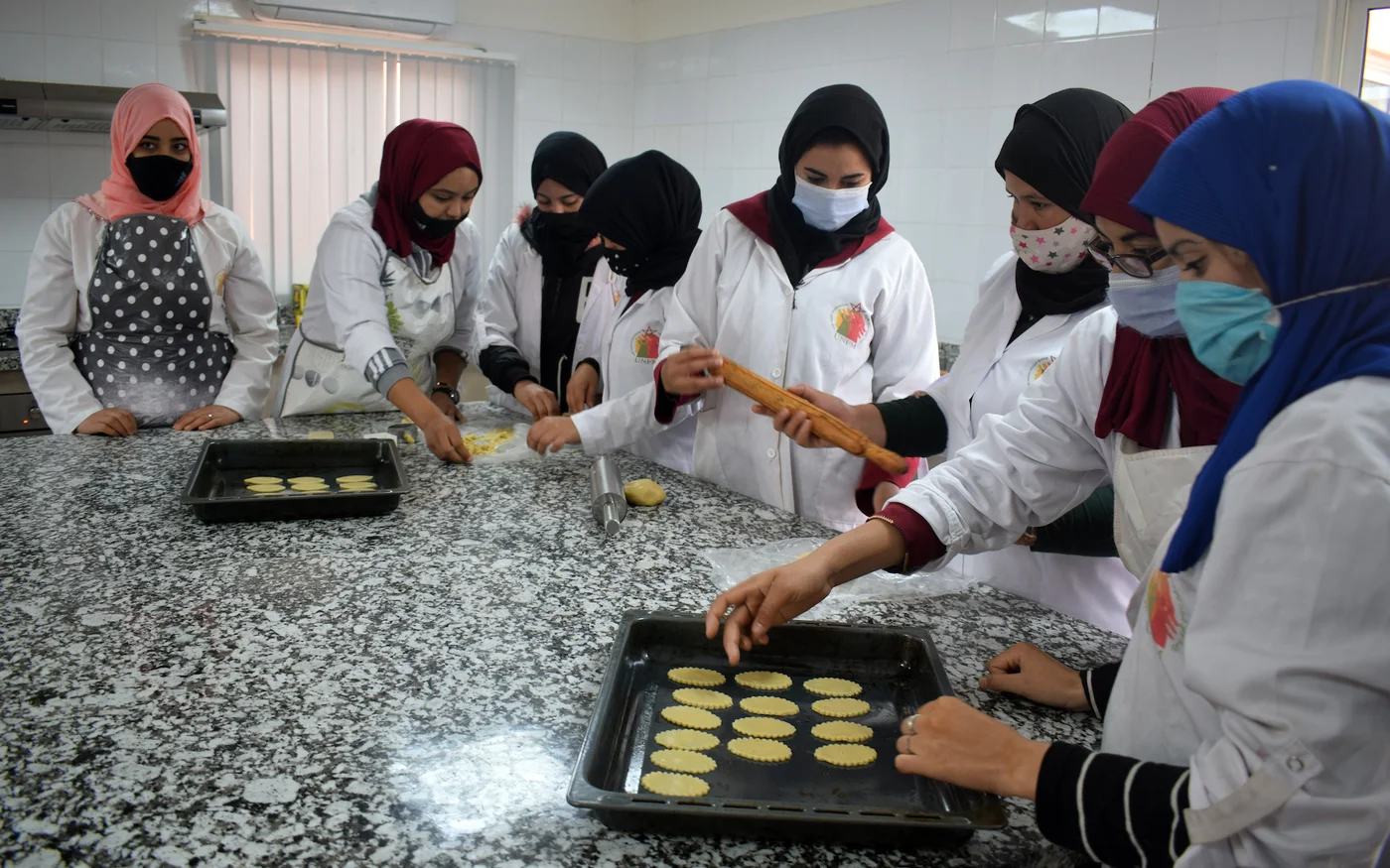 En plus des cursus professionnalisants, le centre d’écoute et de formation Dar El Korb propose des séances hebdomadaires d’alphabétisation, en réseau avec d’autres associations locales. Actuellement, trente femmes les suivent à Rahmna (MEE/Tiphaine Ruppert-Abbadi)