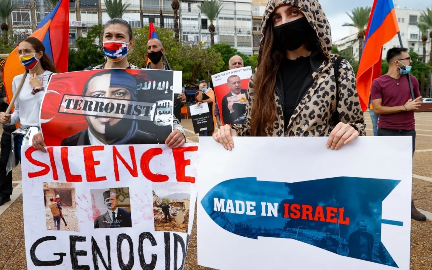 Des membres de la communauté arménienne manifestent à Tel Aviv le 6 novembre 2020 contre les ventes d’armes israéliennes à l’Azerbaïdjan durant le confit dans le Haut-Karabakh (AFP)