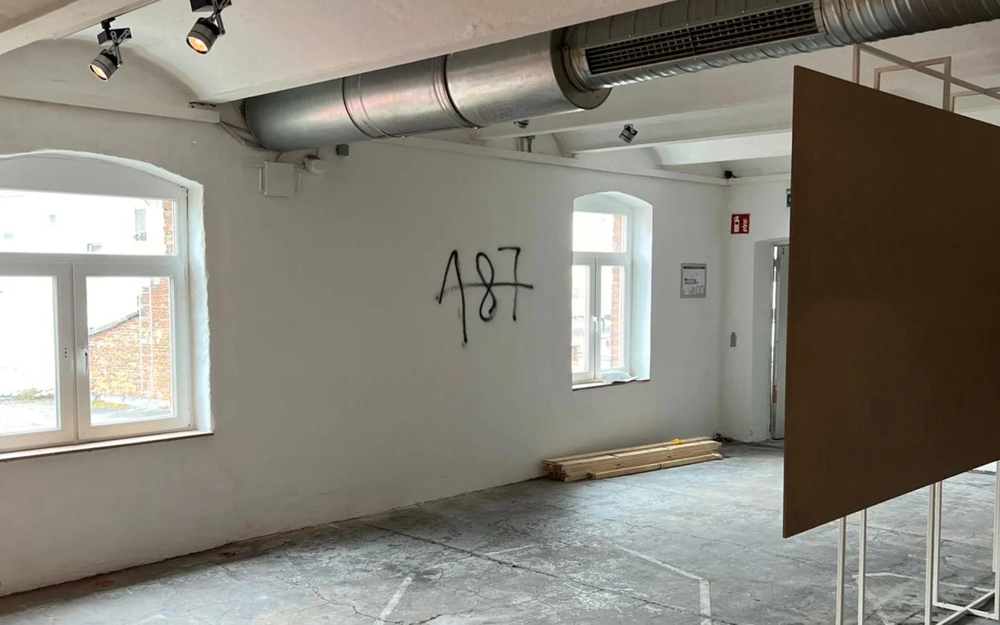 Les vandales ont inscrit « 187 » sur les murs de l’exposition, code utilisé comme menace de mort aux États-Unis, en référence au code pénal californien (MEE/Avec l’autorisation de documenta)