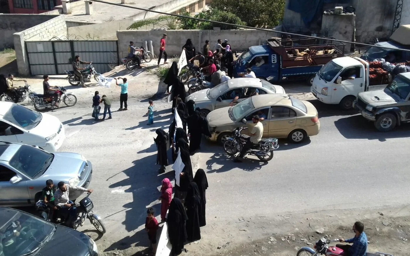 Des femmes manifestent contre HTC le 16 septembre, à l’ouest d’Idleb, pour réclamer la libération de leurs maris détenus dans ses prisons (photo fournie)