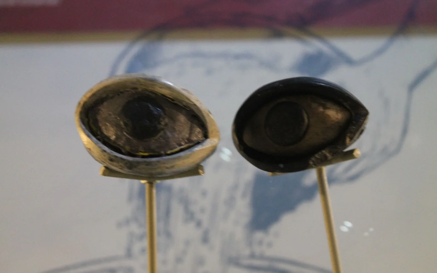 Les idoles à motif oculaire, qui représenteraient des offrandes aux dieux, font partie des objets métalliques découverts sur le site de Başur Höyük (Nimet Kıraç)