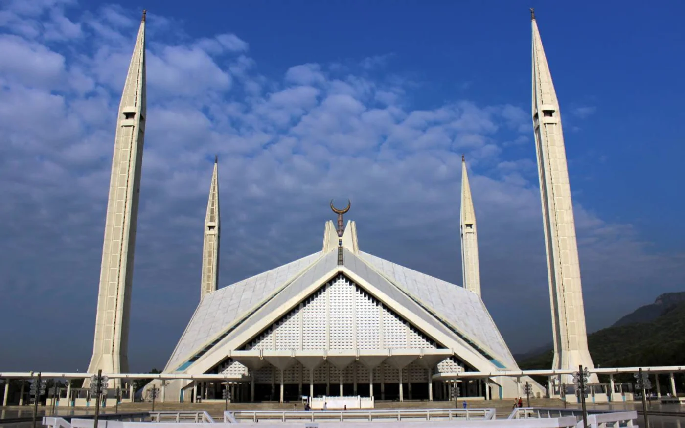 Quand les fidèles débordent dans la cour de la mosquée, elle peut accueillir 200 000 personnes (Creative Commons)