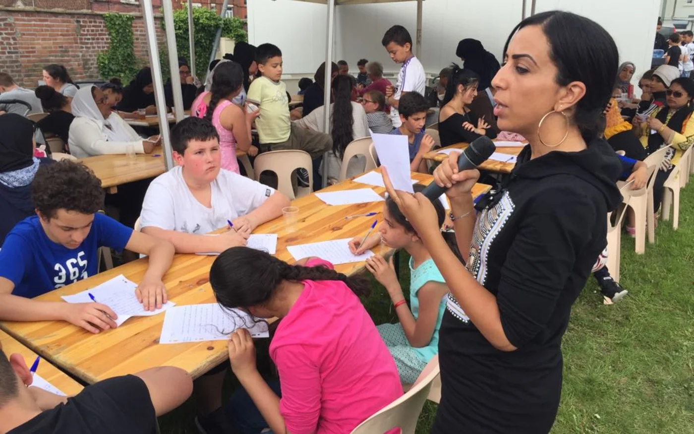 Faïza Guène est marraine de La dictée pour tous, un programme déployé dans toute la France dans le but de promouvoir l’alphabétisation et l’égalité des chances pour les jeunes (Faïza Guène)