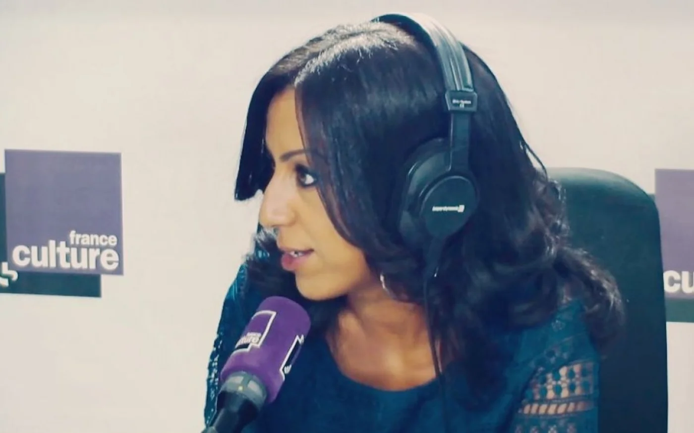 Faïza Guène discute de ce que les Français appellent les « transclasses », des individus qui passent d’une classe sociale à une autre, sur France Culture en 2018 (France Culture)