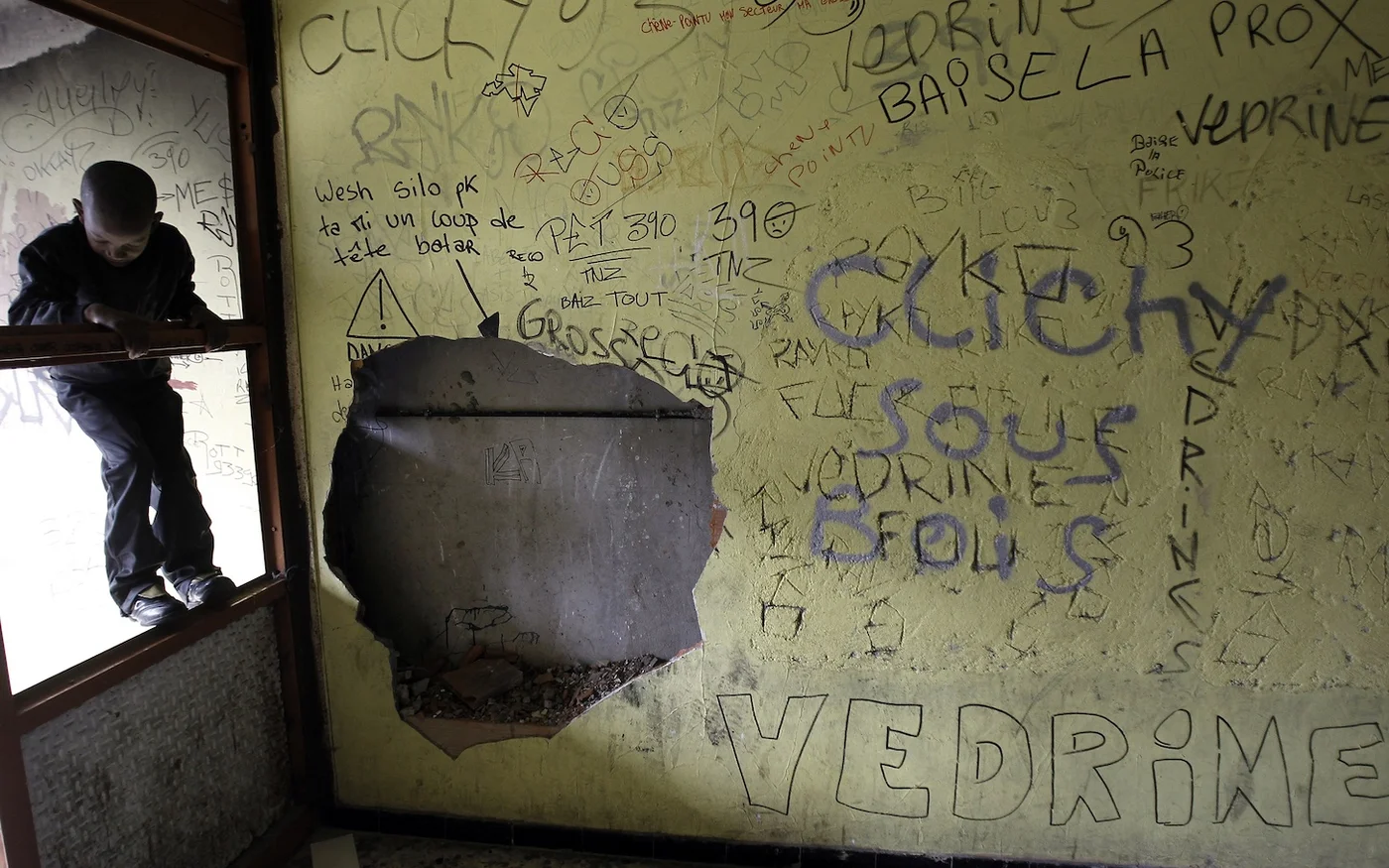 Un enfant joue dans la cage d’escalier d’un immeuble du quartier du « chêne pointu », à Clichy-sous-bois, le 03 mars 2010 (AFP)