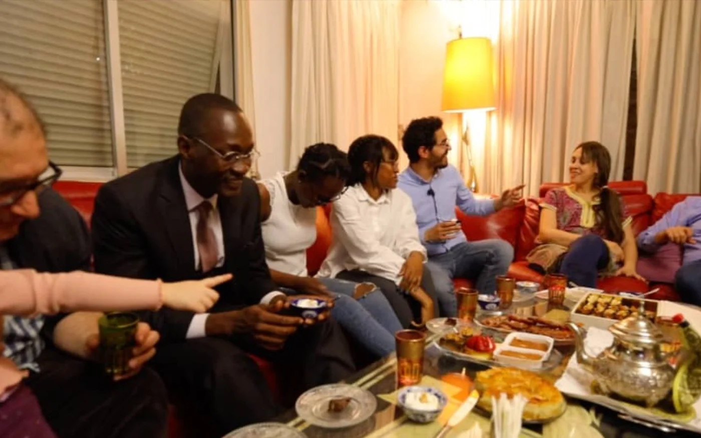 L’idée de « F’tour en famille » : renouer, le temps d’un dîner, avec l’ambiance familiale dont ils sont privés depuis plus d’une année en raison, notamment, de la fermeture des frontières (AFP)