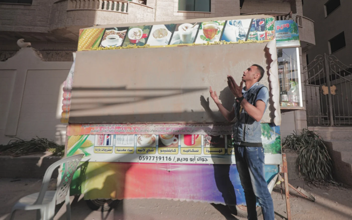 « Si nous augmentons les prix, […] nos commerces fermeront », explique Tamer Doghmosh, qui a été contraint de retirer son chariot de la plage de Gaza par la mairie (MEE/Mohammed Salem)