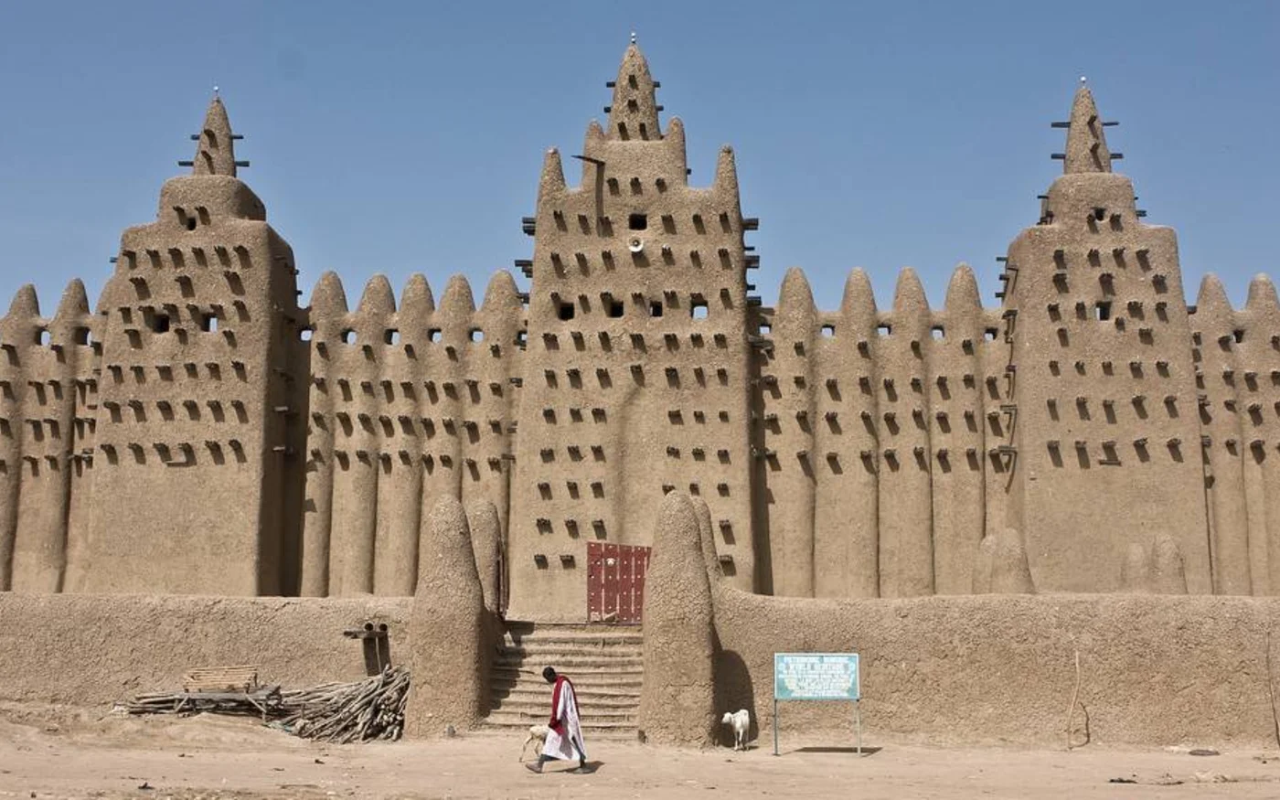 Après la saison des pluies, la zone est souvent inondée et la mosquée doit être recrépie (Creative Commons)