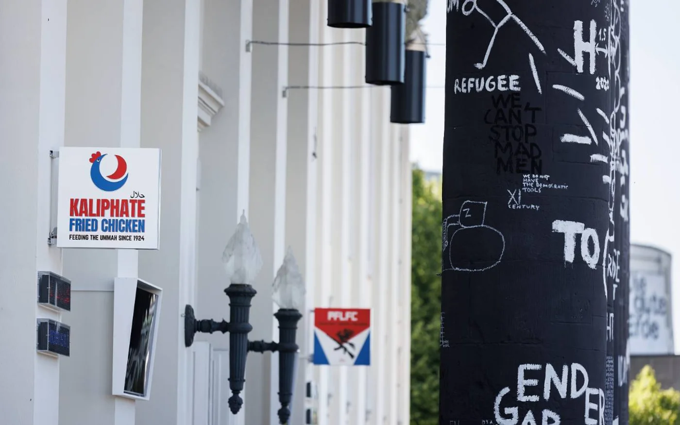 Des enseignes créées par Hamja Ahsan sont exposées au Fridericianum de Cassel (Frank Sperling) 