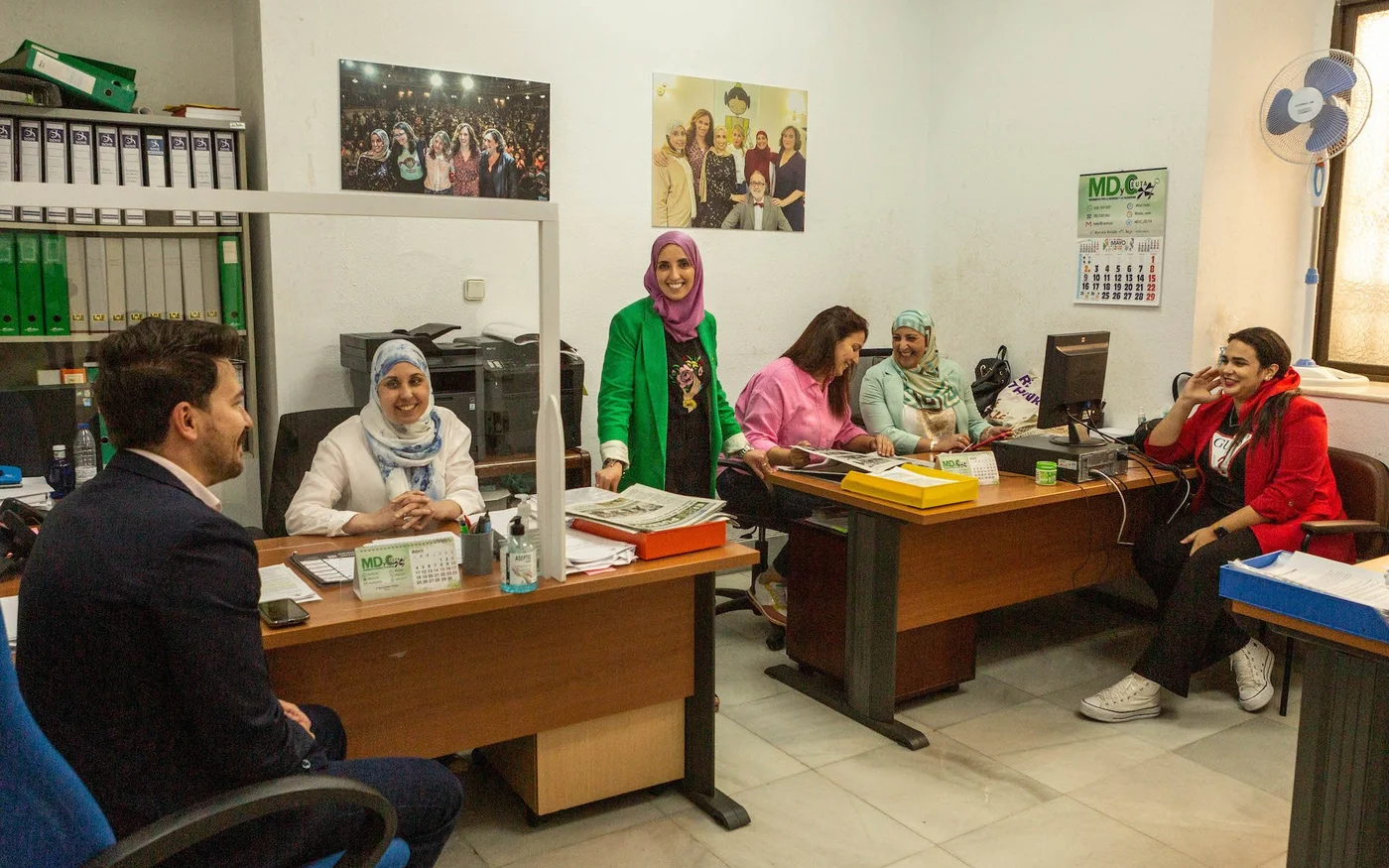 Fatima Hamed Hossain et son équipe au bureau du parti à l’intérieur de l’Assemblée de Ceuta (Marta Maroto)