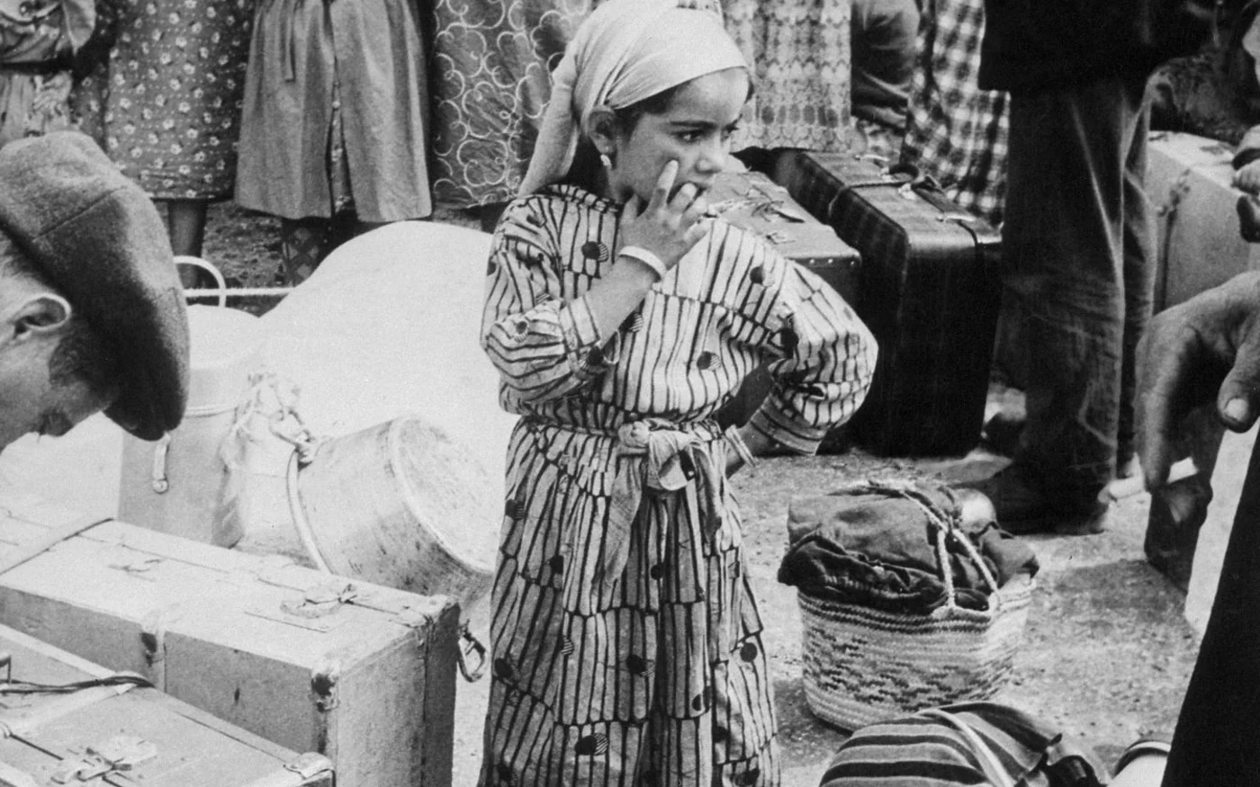 Arrivée de harkis au camp de Rivesaltes, dans le sud de la France, en&nbsp;1962 (AFP)