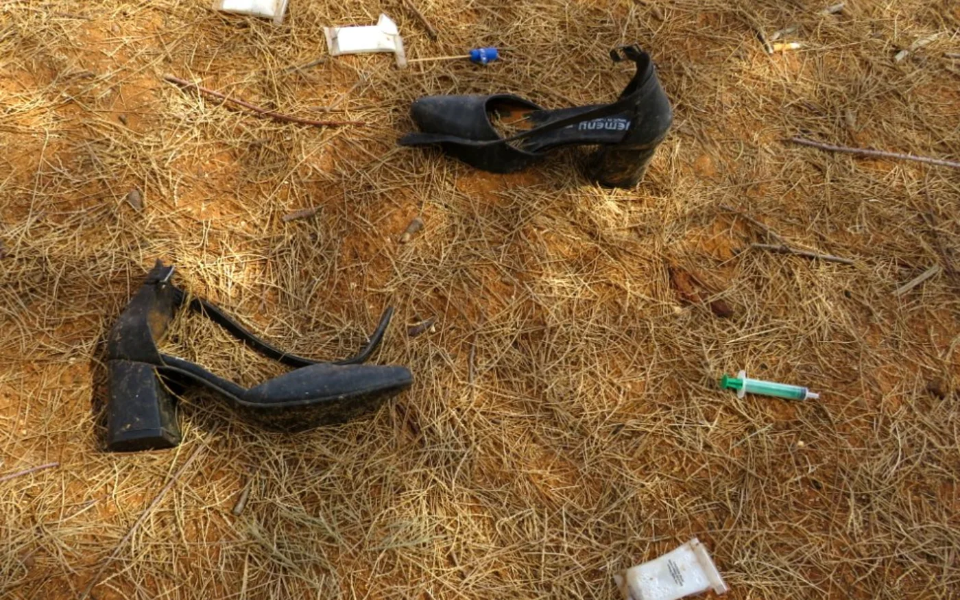 Paire de talons hauts abandonnée à côté d’une voiture criblée d’impacts de balles (MEE/Daniel Hilton)