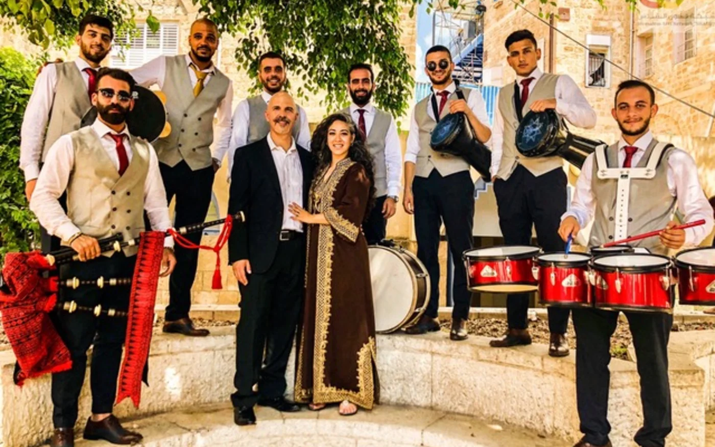 Ce mariage à Acre (Israël) montre des mariés pendant leur zaffeh (MEE/Zeina Abu-Meita)