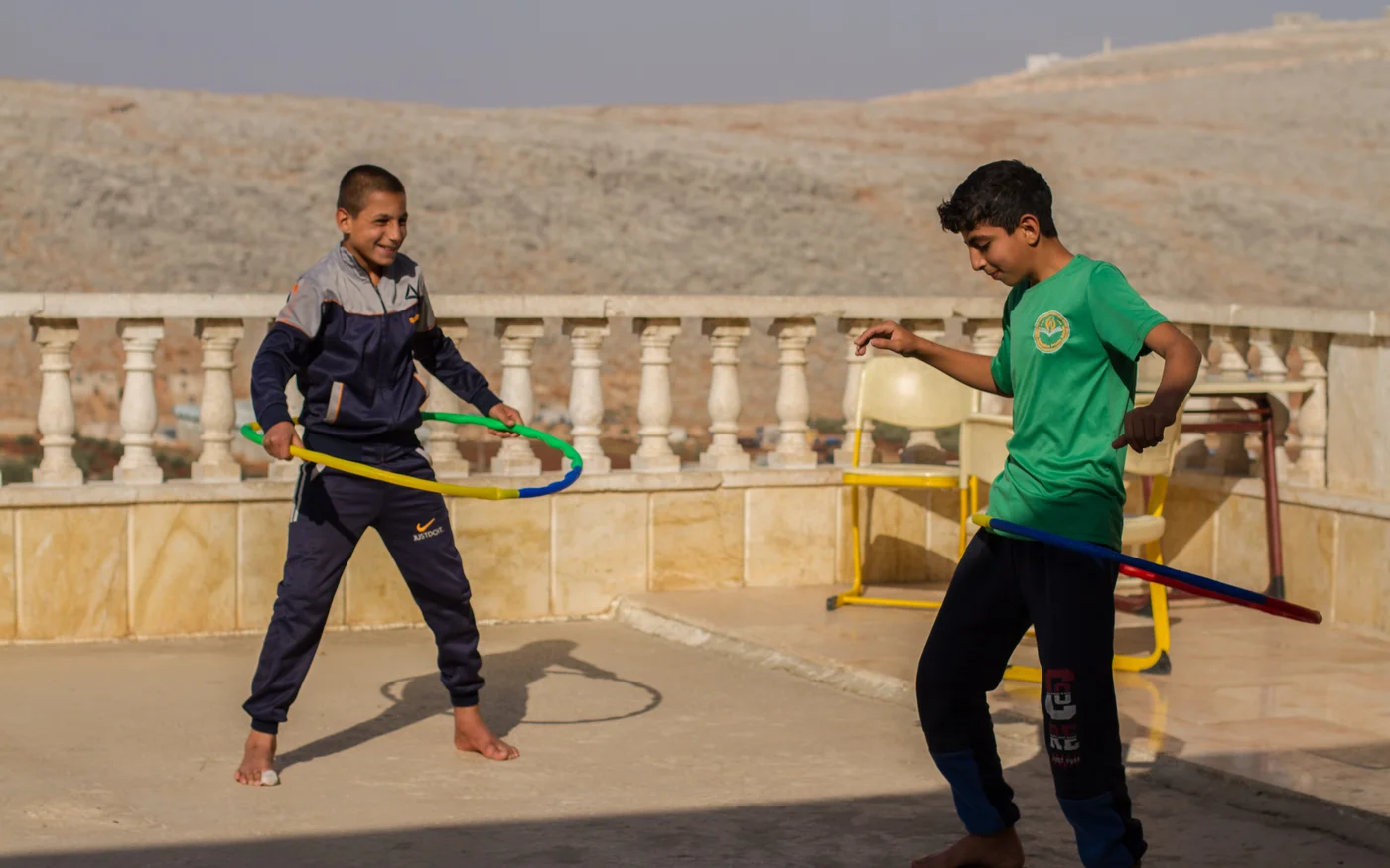 Deux enfants jouent dans le service de soutien psychologique de l’organisation Dar al-Tifel, dans la ville de Sarmada au nord d’Idleb, le 10&nbsp;octobre&nbsp;2021 (MEE)