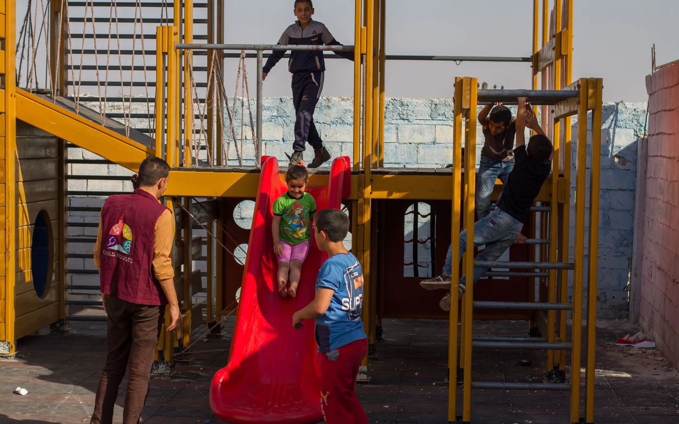 Des enfants syriens jouent dans le centre de l’organisation Dar al-Tifel, dans la ville de Sarmada au nord d’Idleb, le 10&nbsp;octobre&nbsp;2021 (MEE)