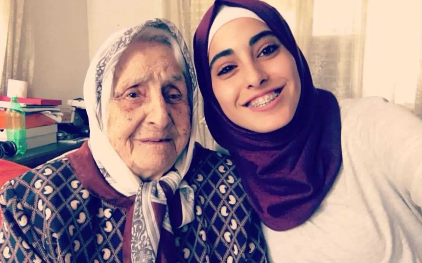 Rifqa al-Kurd et sa petite-fille Muna dans leur maison à Sheikh Jarrah (photo fournie)