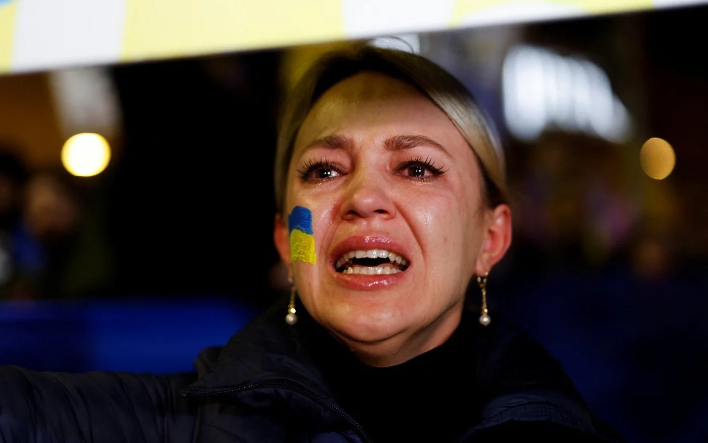 Une femme participe à une manifestation de soutien à l’Ukraine devant l’ambassade de Russie à Tel Aviv, le 24 février (Reuters)