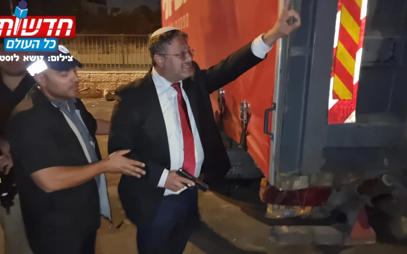 Ben-Gvir en train de dégainer une arme face à des Palestiniens dans le quartier de Sheikh Jarrah de Jérusalem-Est occupée, le 13 octobre 2022 (Twitter)