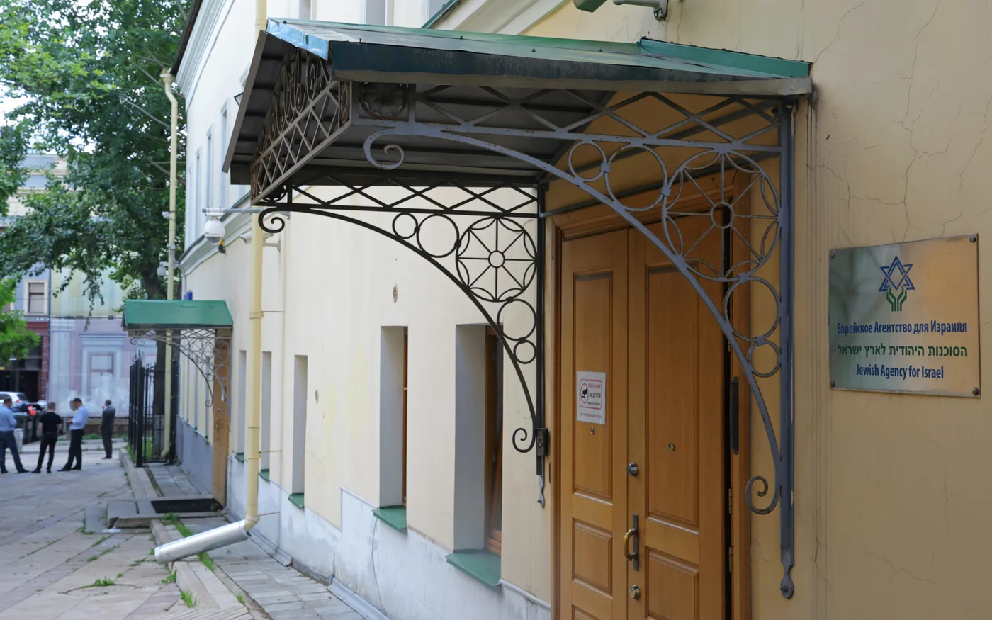 Entrée d’un bâtiment de la branche russe de l’Agence juive pour Israël, le 21 juillet 2022 à Moscou (Reuters)