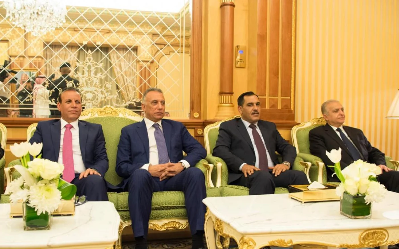 Kadhimi (au centre) avec des responsables irakiens pendant une visite en Arabie saoudite, en novembre 2018 (SPA)