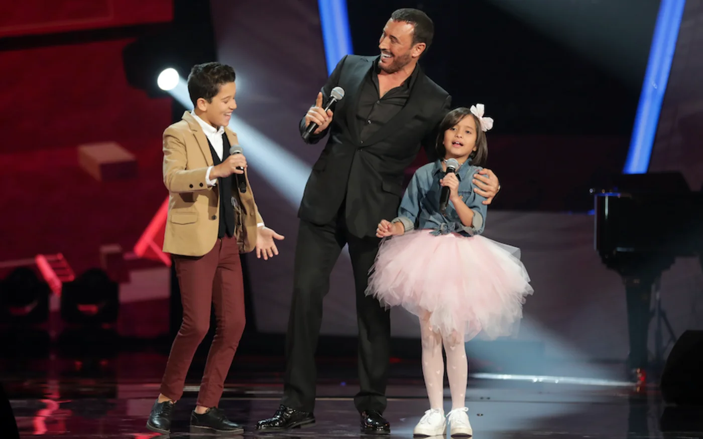 Le chanteur et juge irakien Kazem al-Saher (au centre), pendant la deuxième saison de «&nbsp;The Voice Kids&nbsp;», le 3 février 2018 (AFP)