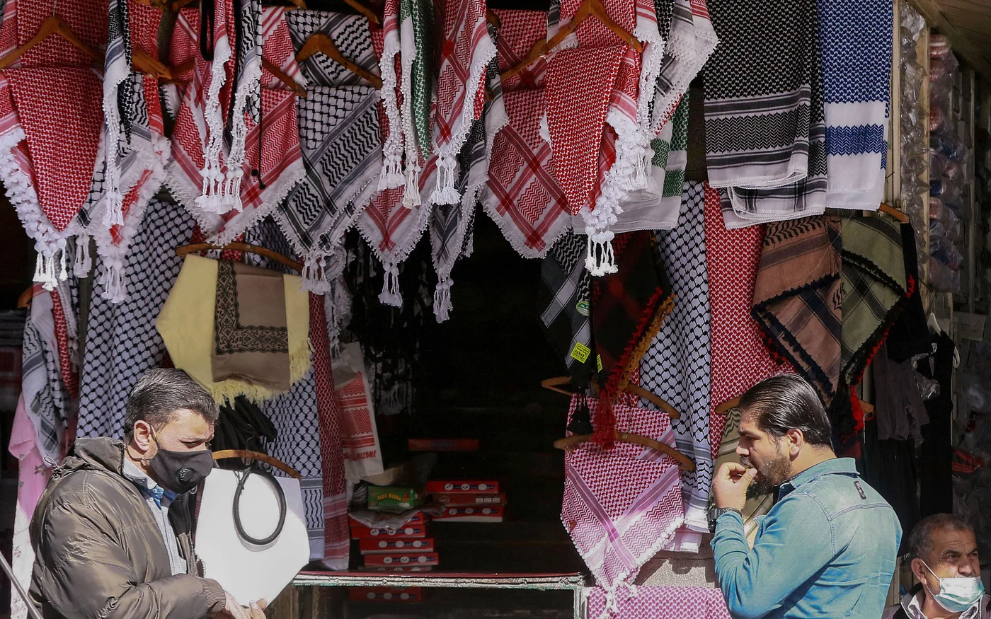 Des keffiehs de différentes couleurs et tissus sont désormais disponibles dans le monde entier (AFP)