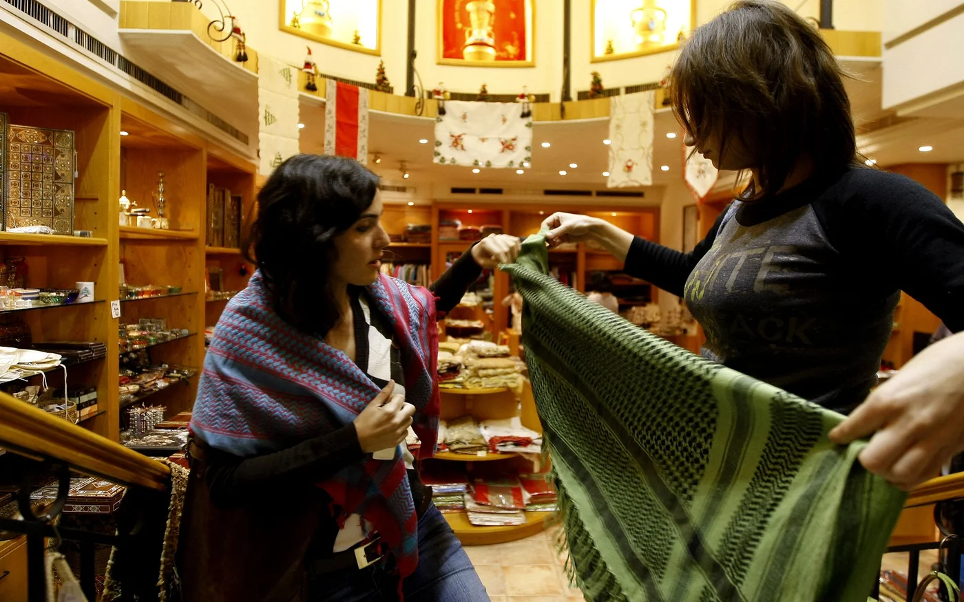 Les tendances de la mode ont vu le keffieh s’éloigner de la couleur et du tissu traditionnels, avec des versions produites en série inondant le marché dans les années 2000 (AFP/Joseph Barrak)