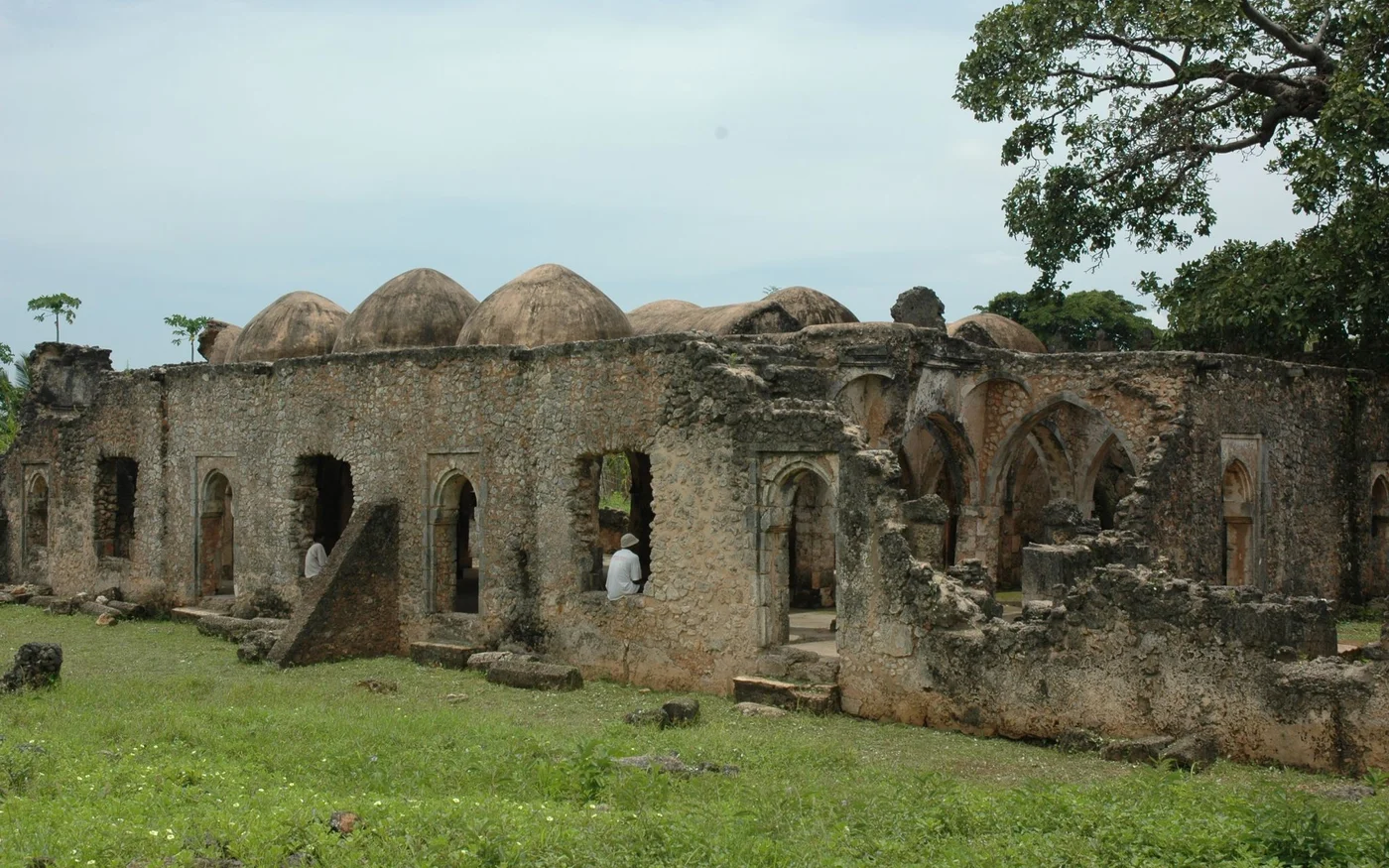 Ibn Battuta visita la Grande Mosquée de Kilwa Kisiwani, en Tanzanie, construite au XIe siècle (UNESCO)