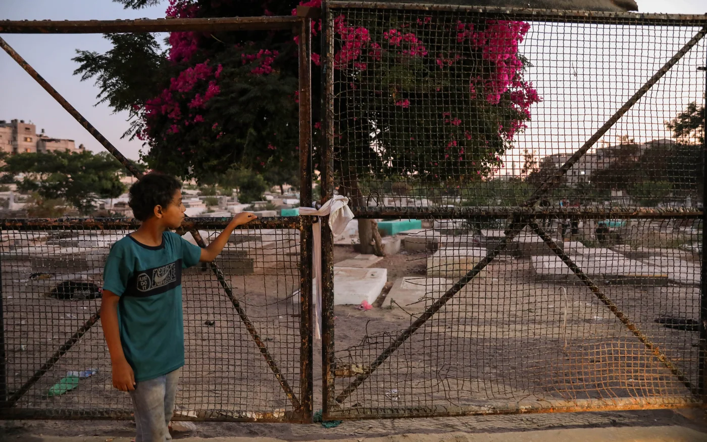 Le cimetière d’al-Faluja, dans le nord de Gaza, où cinq enfants palestiniens ont été tués dimanche 7 août avant le cessez-le-feu (MEE/Mohammed al-Hajjar)