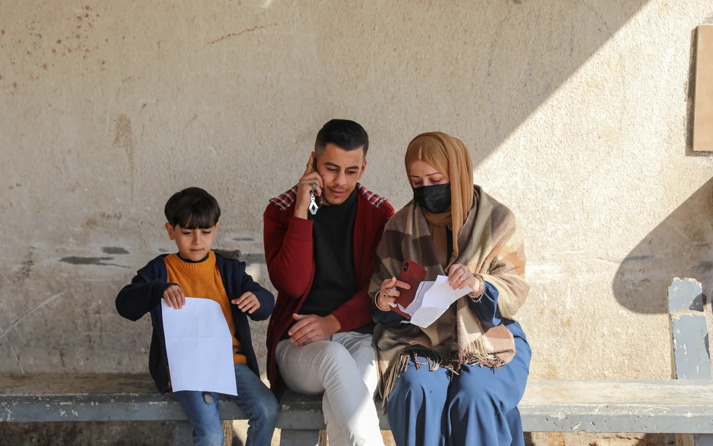 Tassahil Abujumeiza et deux de ses fils photographiés à Gaza (MEE/Mohammed al-Hajjar)