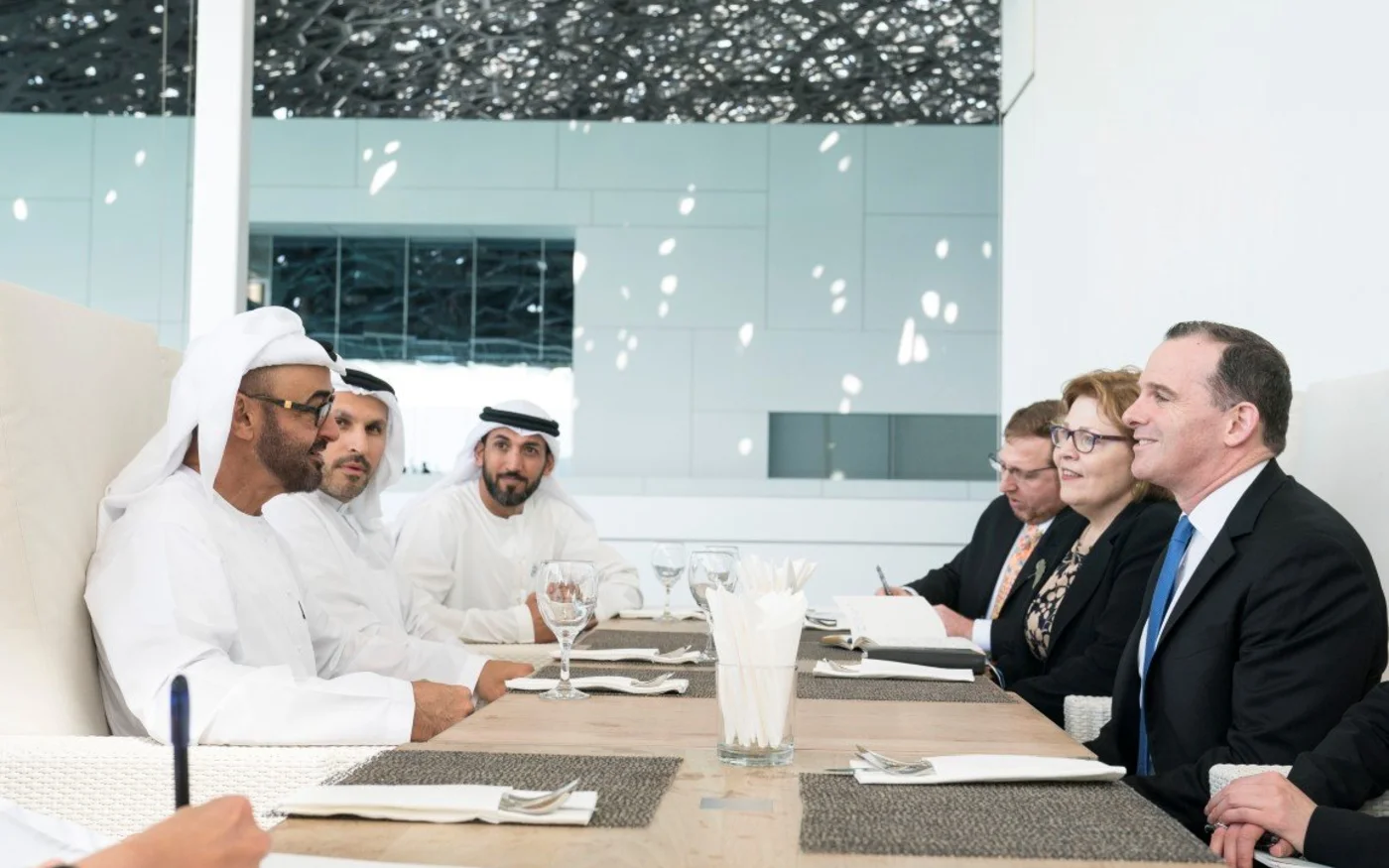 Regardez la photo que McGurk a tweeté lors de sa rencontre avec MBZ en février 2018 : assise à sa droite, vous verrez Barbara Leaf (WAM)