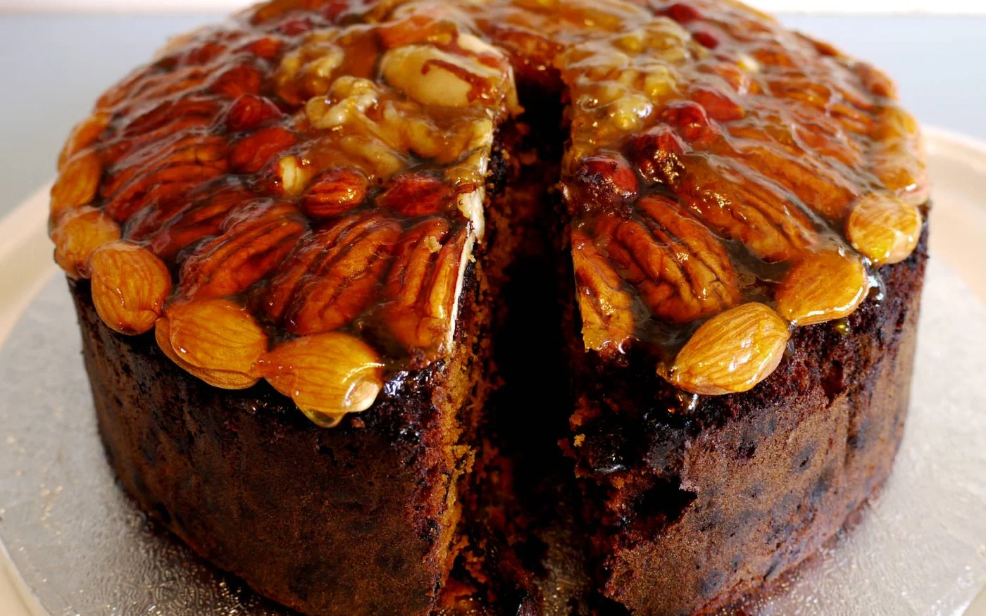 Ce copieux gâteau aux fruits infusé aux épices et à l’alcool fait partie de la tradition jordanienne de Noël (Creative Commons)