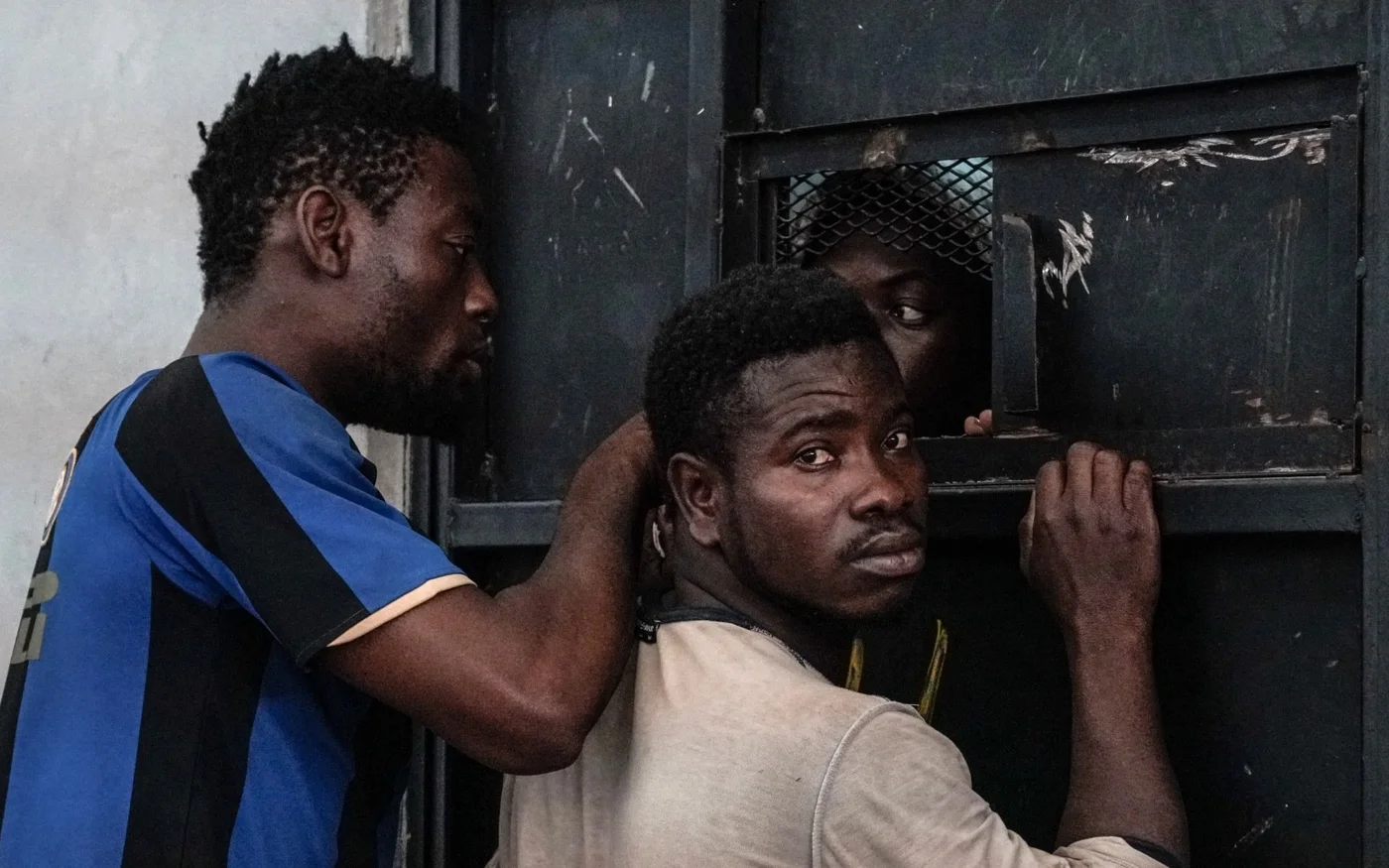 Migrants dans un centre de détention à Zaouïa, à 45 kilomètres à l’ouest de la capitale libyenne Tripoli, le 17 juin 2017 (AFP)