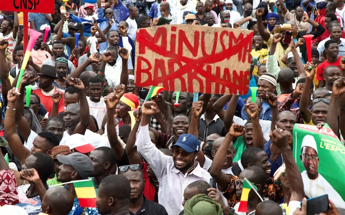 Un homme tient une banderole contre la Mission multidimensionnelle intégrée des Nations unies pour la stabilisation au Mali (MINUSMA), à Bamako, au Mali, le 21 août 2020 (AFP)