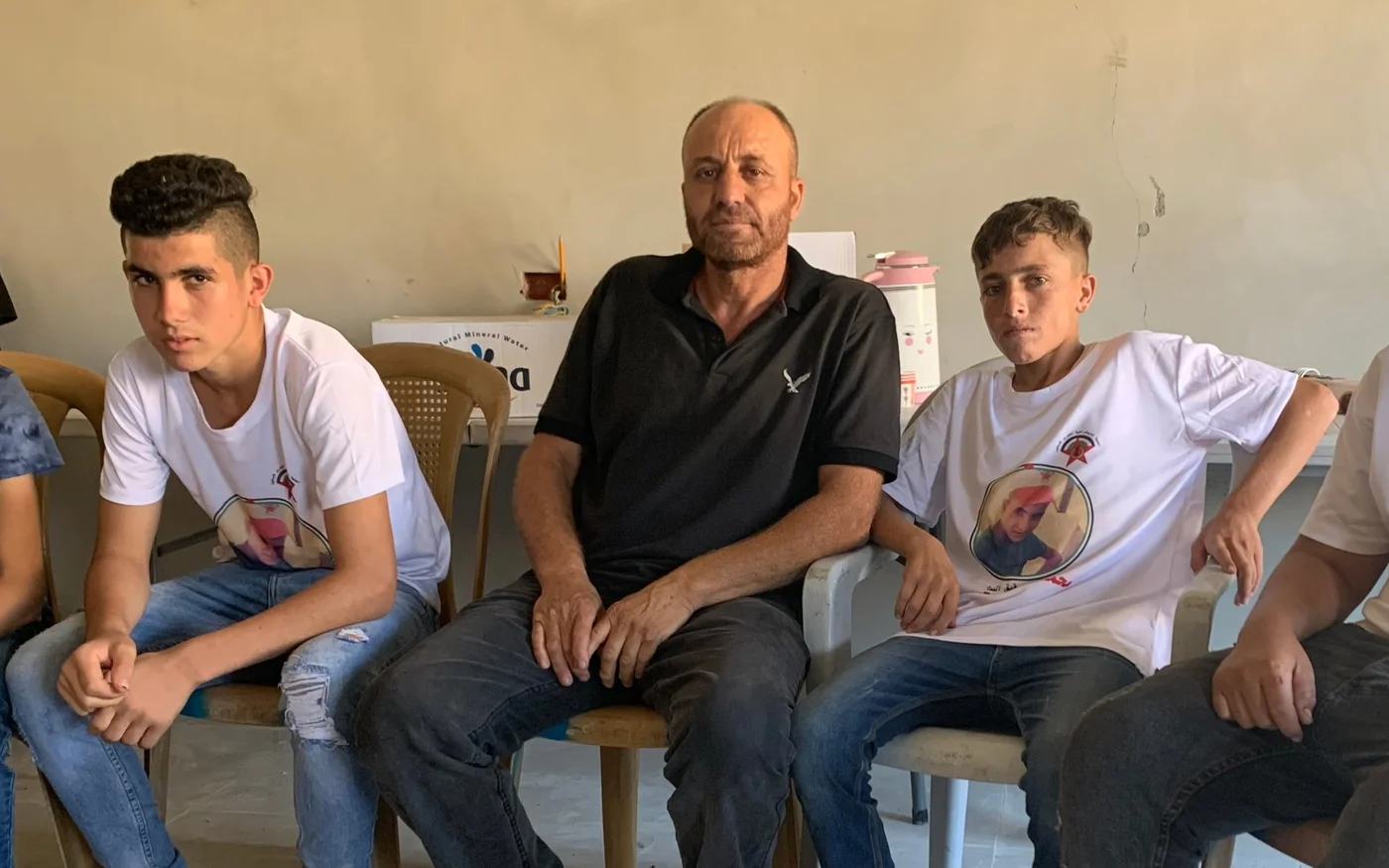 Daher Hreiz, le père de Mohammad, est entouré par les amis de son fils (MEE/Shatha Hammad)