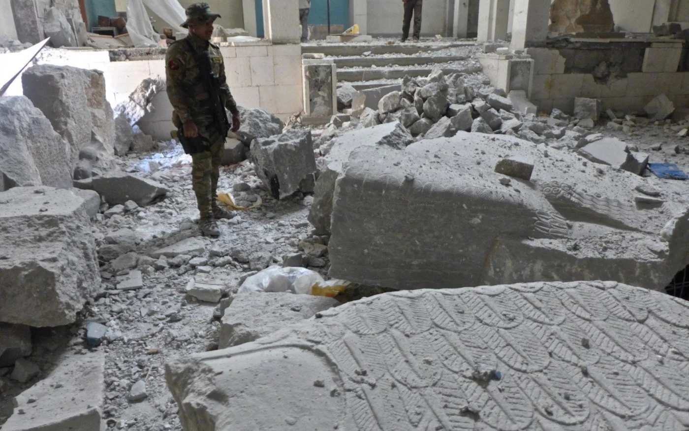 Un soldat des forces spéciales se tient dans le musée de Mossoul, quelques jours après sa libération de l’EI (MEE/Tom Westcott)