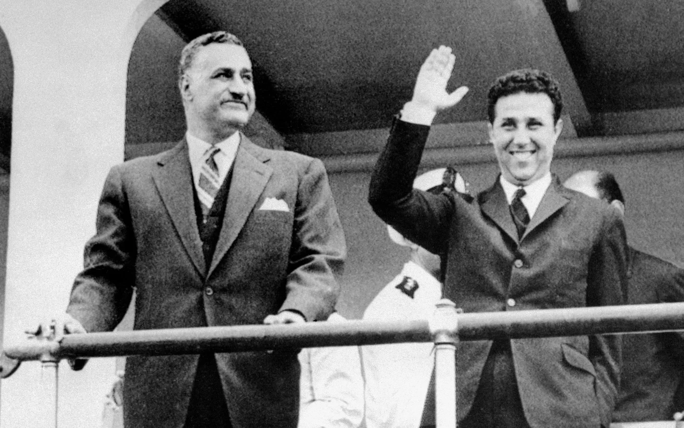 Le président égyptien Gamal Abdel Nasser, en visite en Algérie le 3&nbsp;mai&nbsp;1963, et le président algérien Ahmed Ben Bella saluent la foule depuis le pont du yacht du raïs (AFP)