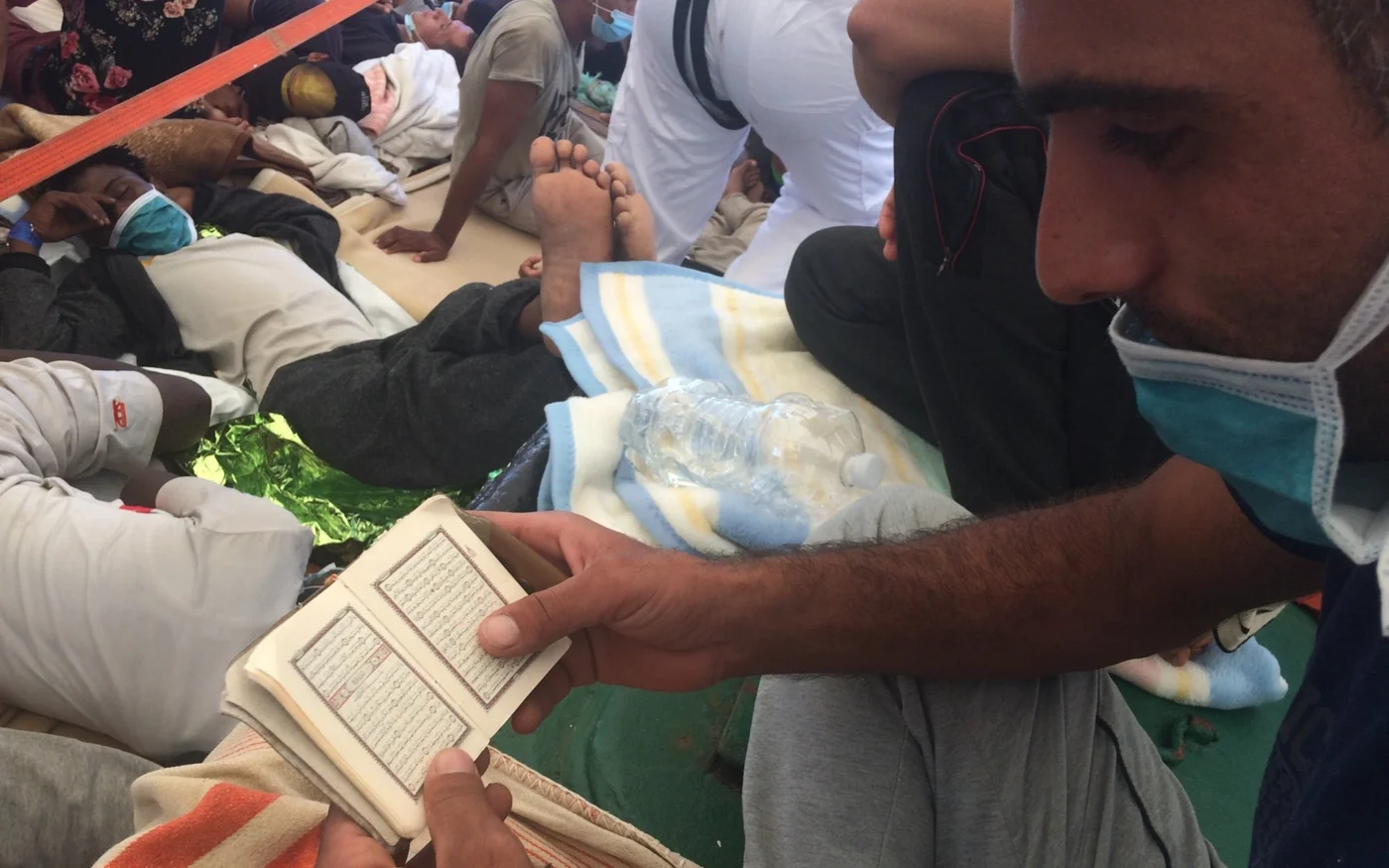 Rare moment de paix pour les 274 migrants bloqués à bord de l’Open Arms, alors que Malte et l’Italie n’ont cessé de retarder leur réponse aux demandes de port (MEE/Karlos Zurutuza)