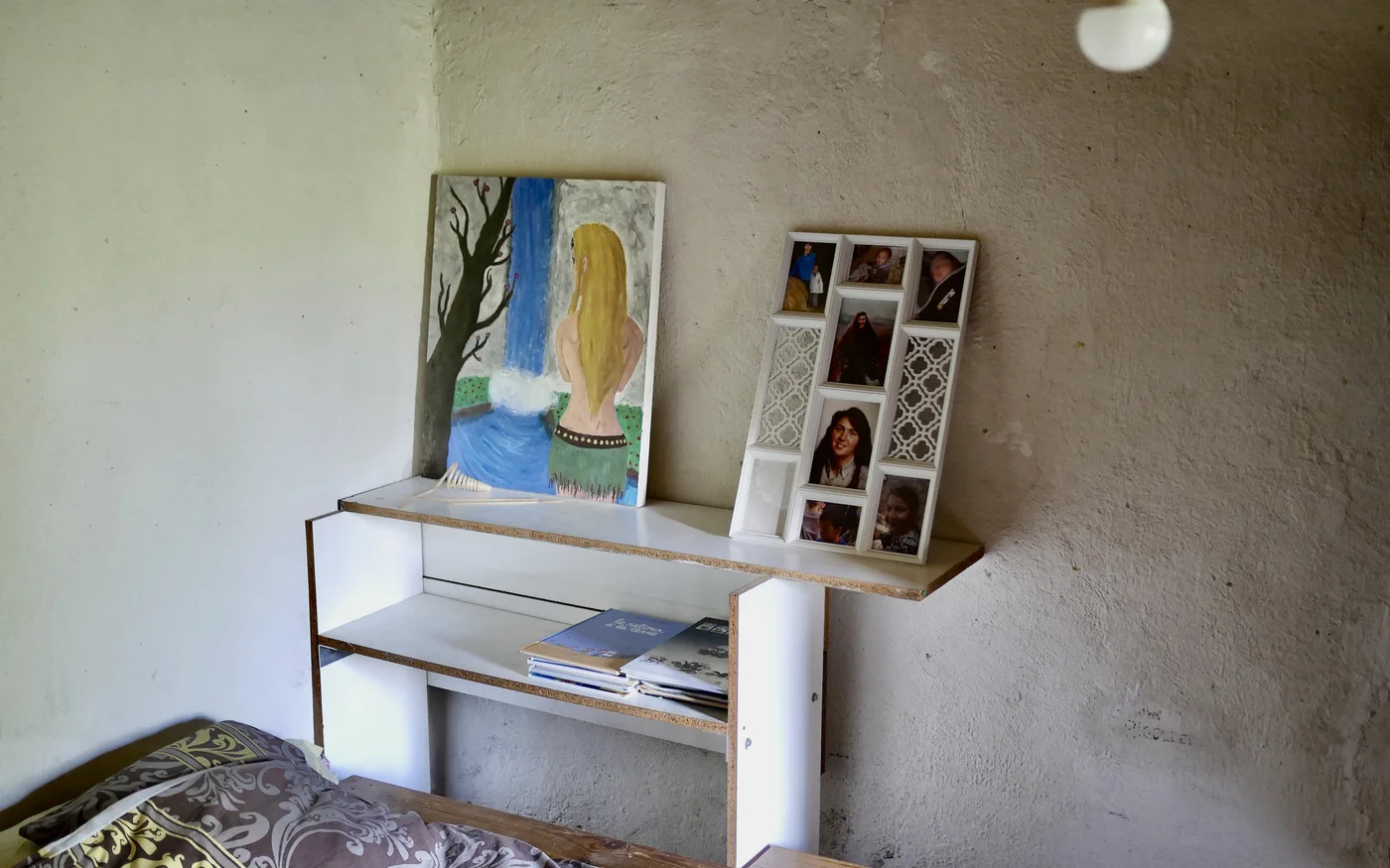 Jean-Marc «&nbsp;ne [peut] pas&nbsp;» regarder le pêle-mêle de photos de famille dans l’ancienne chambre de sa fille. Sara, en bas à droite, est la seule à être encore en vie (MEE/Frank Andrews)