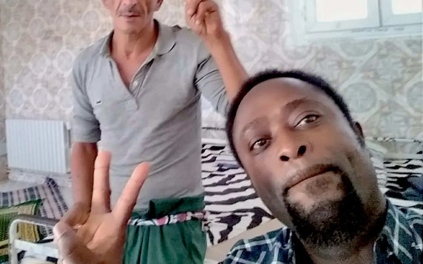 Rajabu Kilamuna pose avec son unique codétenu à El Ouardia le 30 septembre (photo prise par Rajabu Kilamuna)