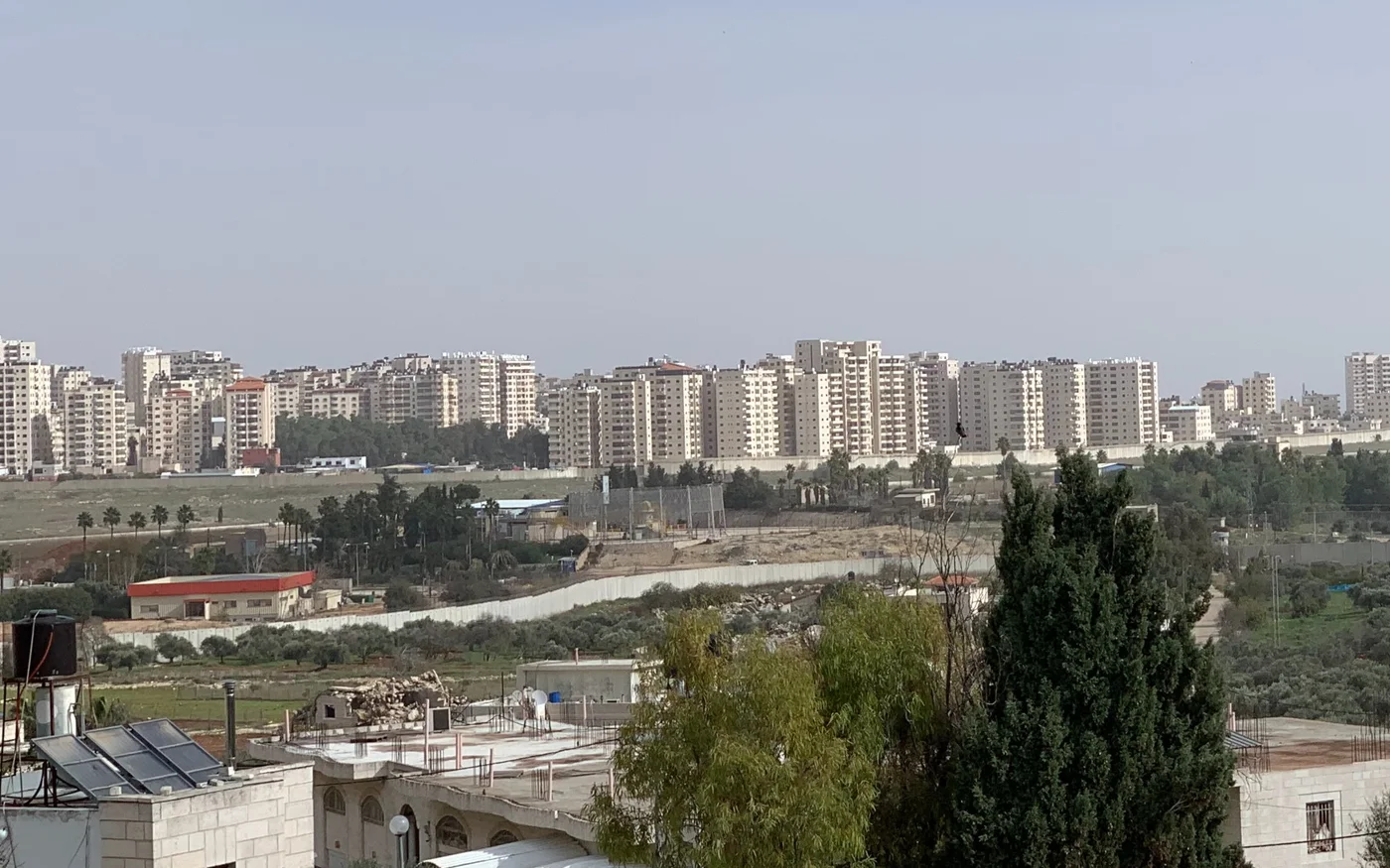 L’aéroport n’est plus accessible aux habitants de Qalandia. Le bâtiment avec le toit orange sur la gauche est désormais une usine militaire israélienne (MEE/Shatha Hammad)